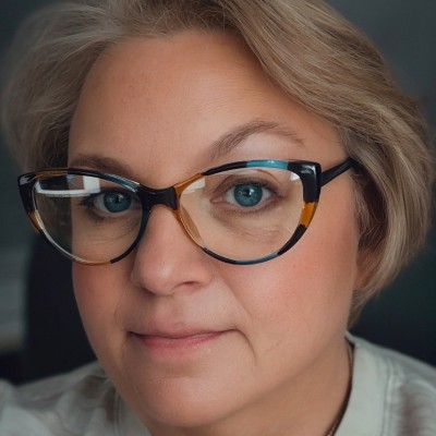 Chrisa Hickey Headshot